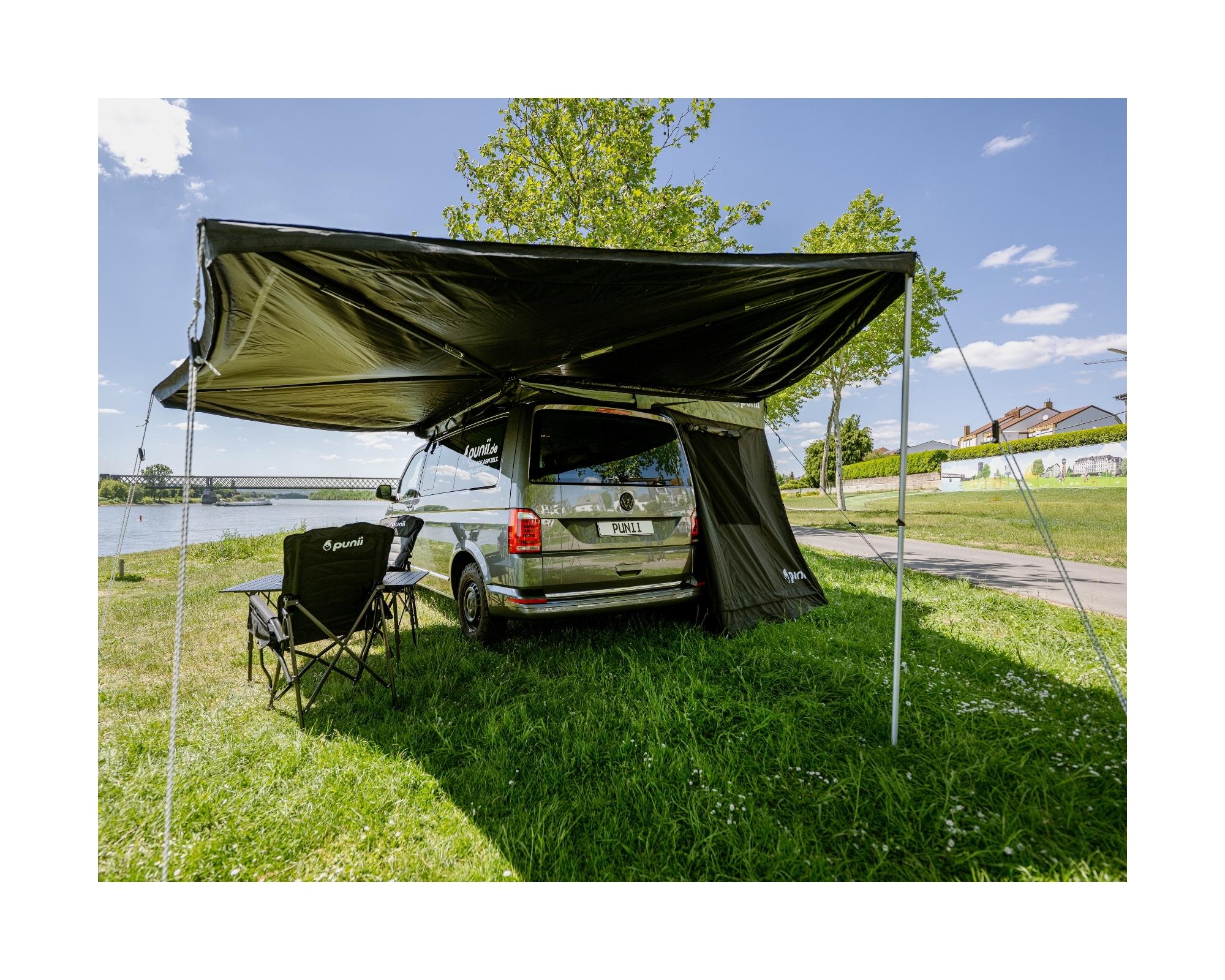 Aufgebaute Markise komaru 270 an einem VW Bus beim campen. Schutz vor Sonne und Regen.