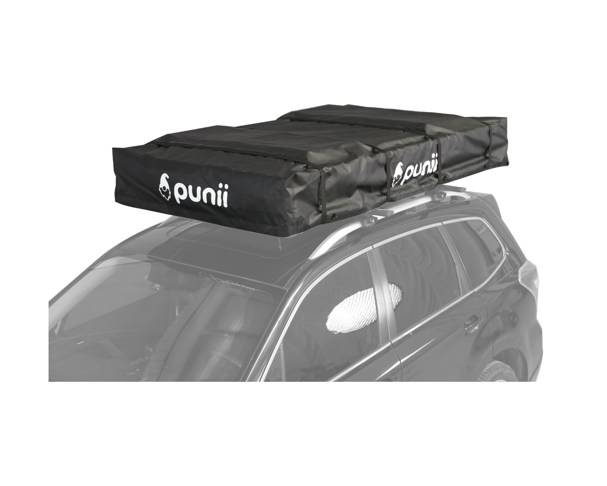 Dachzelt moenga XL im verpackten Zustand mit zwei Leitern auf einem Auto. Das Transportcover mit punii Logo ist verschlossen und die Spanngurte sind verzurrt.